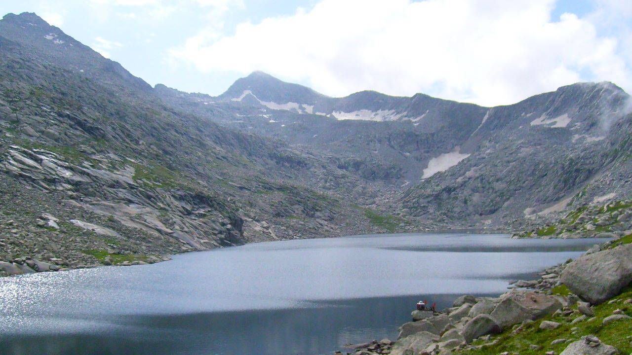 You are currently viewing Exploring the Lure of Lam Dal Trek: A Journey Through the Dhauladhar Range